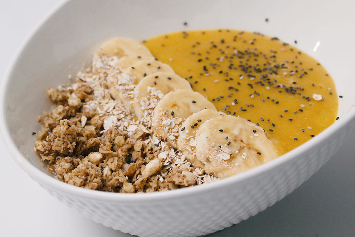 Smoothie bowl éclat tropical à la mangue et au collagène marin